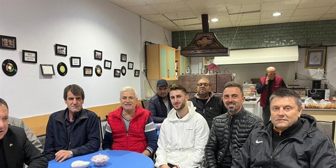 Milli futbolcuyu kahvehanede görenler şaşırdı