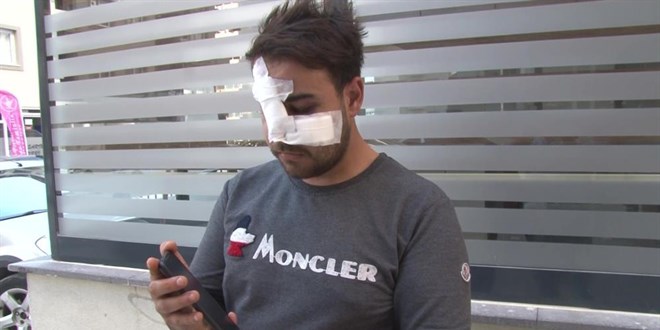 �stek �ark�y� bilmeyen m�zisyenin y�z�nde �i�e k�rd�lar