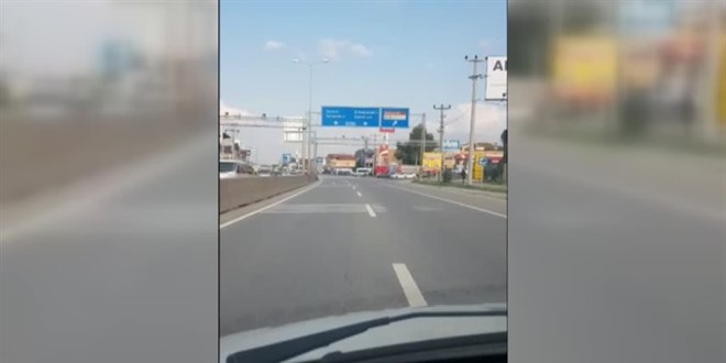 Polisler, yola den Trk bayran trafii durdurarak ald