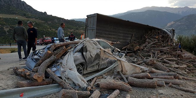 Odun yüklü TIR kaymakamın makam aracına çarptı, koruma polisi yaralandı