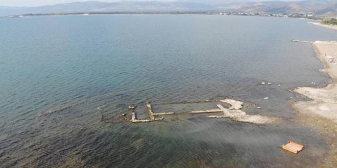 Kuraklık vurdu...2 bin yıllık tarihi bazilika resmen su üzerine çıktı
