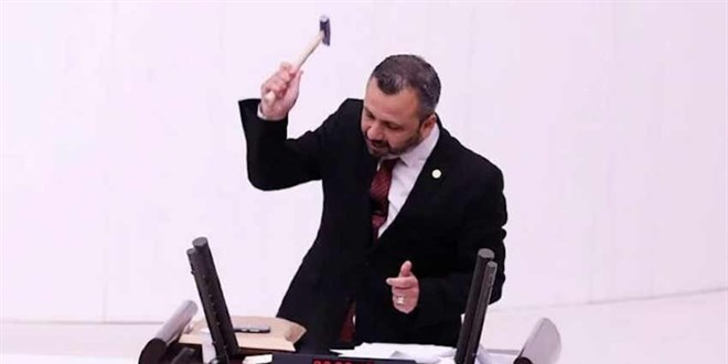 CHP'li vekil TBMM kürsüsünde çekiçle cep telefonunu kırdı