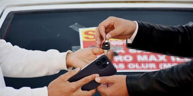 Otomobilini cep telefonu ile takas etti
