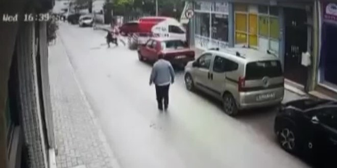 Kontağı kapatmak isteyen çocuğun kontrolünden çıkan kargo aracı 2 kişiye çarptı