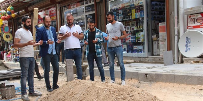 Sokak ortasındaki mezarı görenler durup dua okudu, gerçek ise bambaşka çıktı