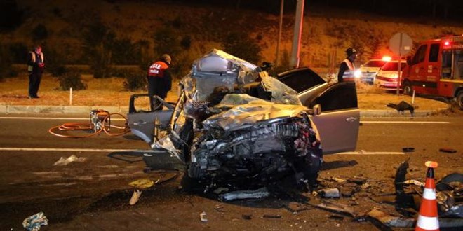 Uşak'ta otomobil ile kamyon çarpıştı: 2 ölü, 2 yaralı