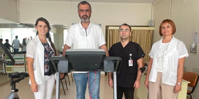 COVID-19 nedeniyle yürüyemeyen hasta 8 ay sonra adım attı