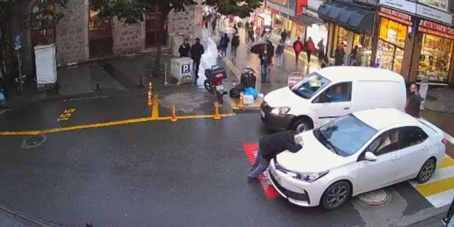 Duran otomobile çarpıp kendini yere attı