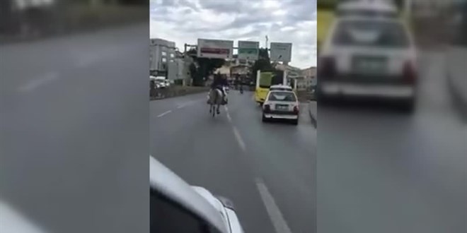İstanbul'da Atatürk Köprüsü'nden bir kişinin atla geçişi cep telefonuyla görüntülendi