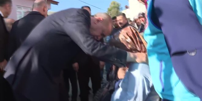 Erdoan hayatn kaybeden madenci Seluk Ayvaz'n ailesine taziye ziyaretinde bulundu