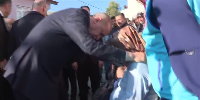 Erdoğan hayatını kaybeden madenci Selçuk Ayvaz'ın ailesine taziye ziyaretinde bulundu