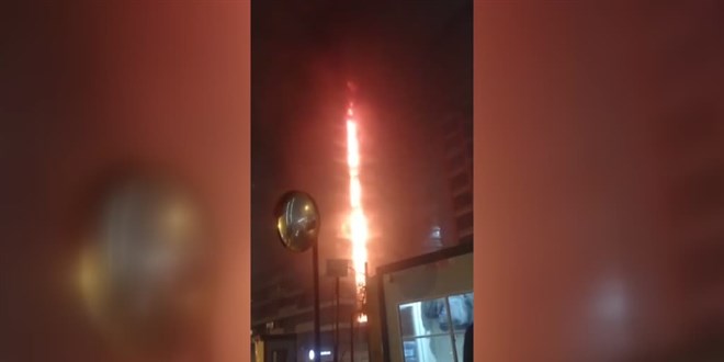 Kadıköy'de 24 katlı binada çıkan yangın söndürüldü