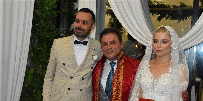 Evlendirme memuru, kızının nikahını kıydı