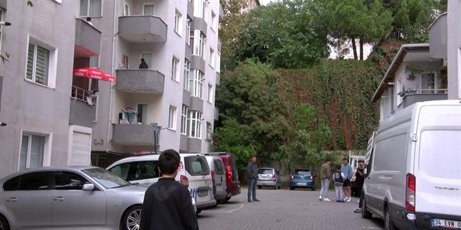 Yaşlı annesinin bakıcısını başına çekiçle vurarak öldürdü