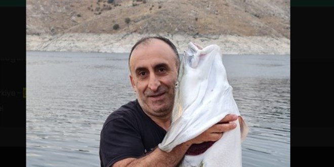 Keban Barajı'nda olta ile 1,5 metre uzunluğunda turna balığı tuttu