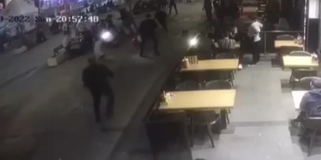 Kuryenin motosikletini kullanan garson müşterilerin arasına daldı