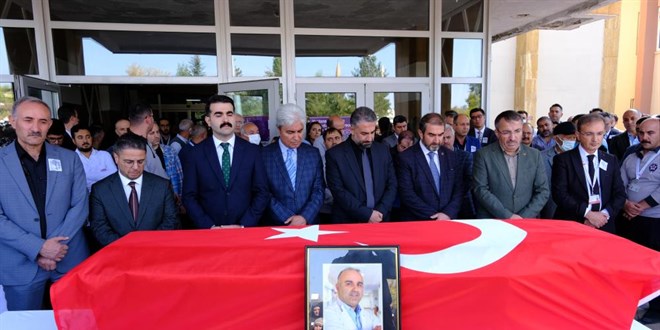 Cumhuriyet Üniversitesi öğretim üyesi kalp krizi sonucu hayatını kaybetti
