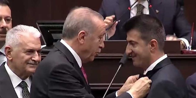 Cumhurbakan Erdoan, AK Parti'ye katlan elebi'ye rozetini takt