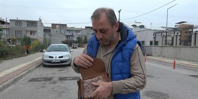 Çaresiz kaldı, çaresiz bırakmadı: Para dolu çantayı karakola teslim etti