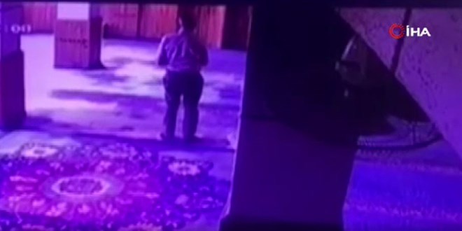 Namaz kılarken kalp krizi geçirip öldü! Camide ölüm anları kamerada