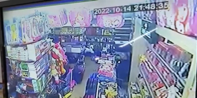 Kırtasiyeci dehşeti kamerada: Gürültü yapan çocukları dövdü
