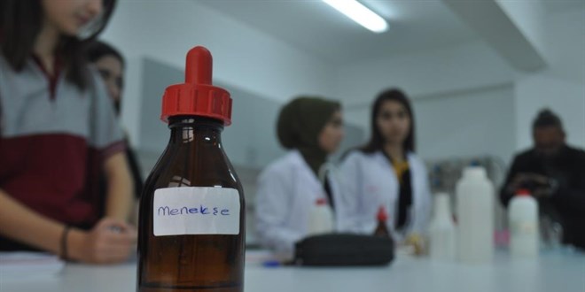 Meslek liseliler ürettikleri çiçeklerden parfüm geliştirdi