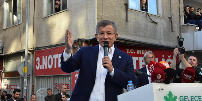Ahmet Davutoğlu'na vatandaştan 'PKK ile berabersiniz' tepkisi