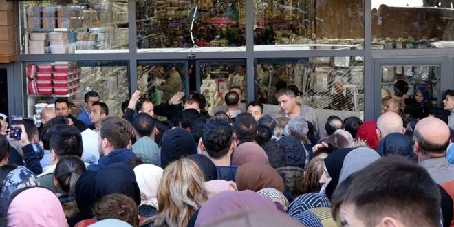 Bursa'da mağaza izdihamına polis müdahale etti