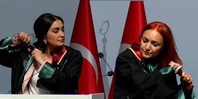 İki kadın avukat İranlı kadınlara destek için saçlarını kesti