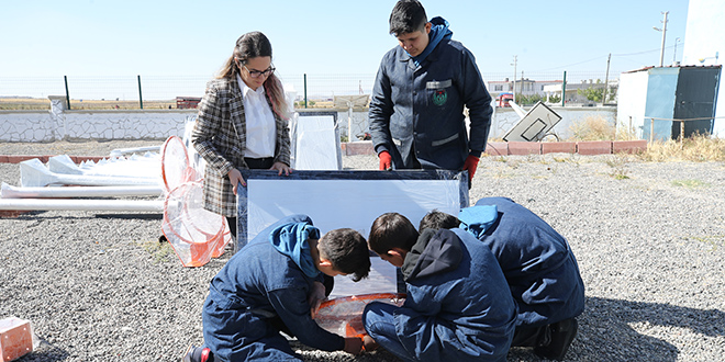 Meslek lisesi ��rencileri okullar�n ihtiyac� i�in basketbol potas� �retiyor