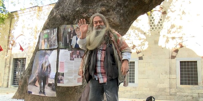 58 yıldır altında oturduğu 375 yıllık çınar ağacına adı verildi