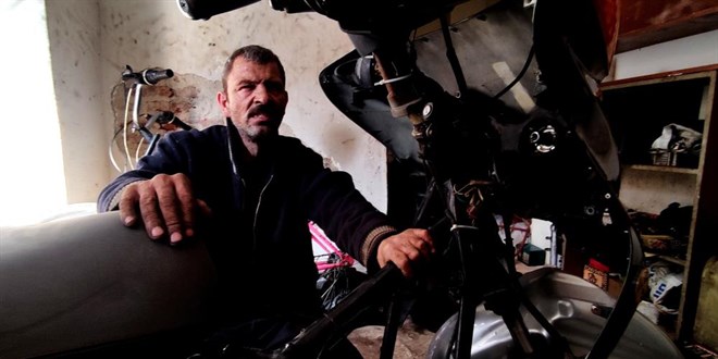 Gözleri görmüyor, hissederek 20 yıldır motosiklet tamir ediyor