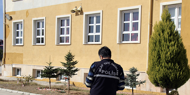 Tamir için çıktığı okulun çatısından düşen kişi öldü
