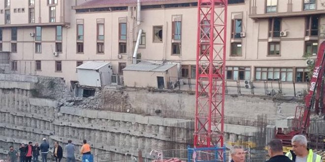Duvarında çatlaklar oluşan üniversite binası boşaltıldı