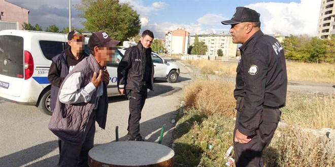 Rögar kapağını götürürken polise yakalandı 'lazımdı' dedi