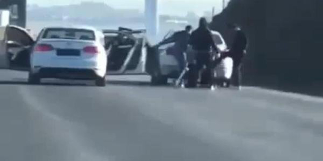 Trafikte avukatı tekme tokat dövdüler