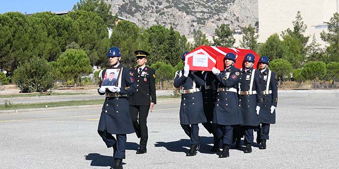 Trafik kazasında yaralanan uzman çavuş hayatını kaybetti