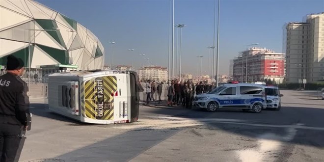 Konya'da öğrenci servisi ile otomobilin çarpıştığı kazada 17 kişi yaralandı