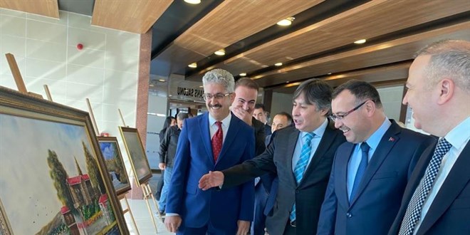 30 yılda çizdiği resimleri çalıştığı adliyede sergiledi