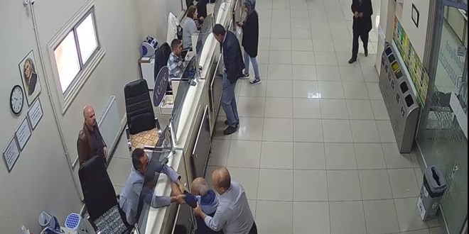 Fatura öderken kalp krizi geçiren kişiye belediye personelince kalp masajı