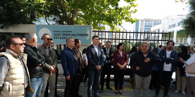 Öğrencisinin ayağını kırdığı iddiasıyla tutuklanan öğretmene destek