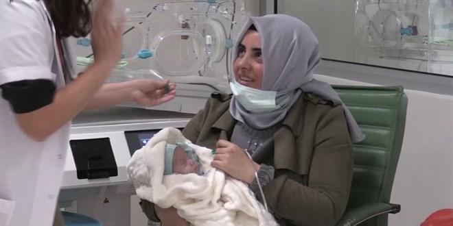 Öğretmen çift, 23 haftalık doğan bebeklerini 144 gün sonra kucakladı