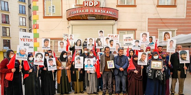 Diyarbakır annelerinin oturma eylemine iki aile daha katıldı