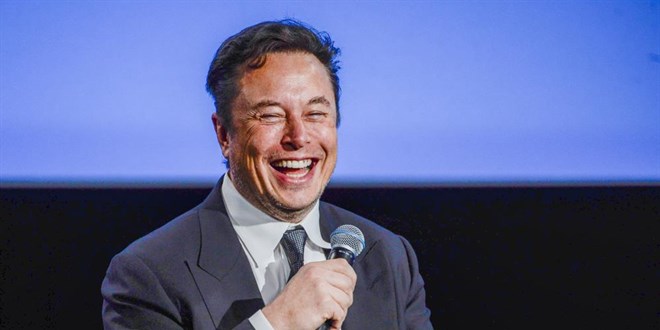 Elon Musk, Twitter'ı satın aldığını duyurdu
