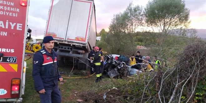 Samsun'da kamyonla otomobil çarpıştı: 2 ölü, 3 yaralı