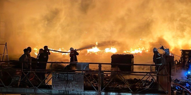 Mersin'de palet fabrikasında yangın