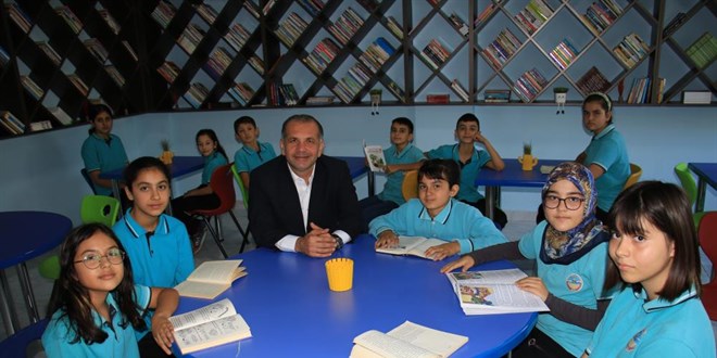 Örnek babaya vefa: Doktor oğlu köyün okuluna kütüphane yaptırdı