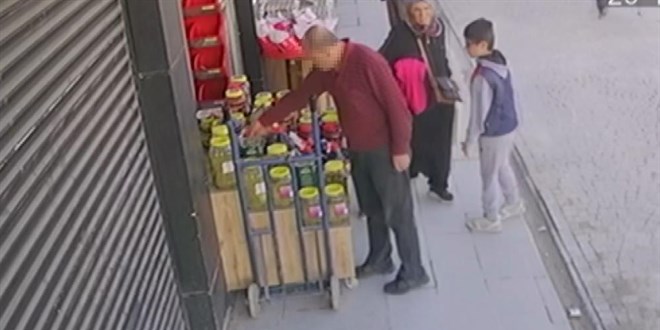 Çalmadan önce zeytinyağının son kullanma tarihine baktı