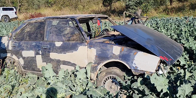 Otomobili tarlaya devrilen emekli polis memuru öldü