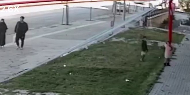 İki miniğin bayrak sevgisi: Sıkı sıkı sarıldılar